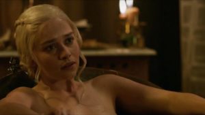 Emilia Clarke nuda