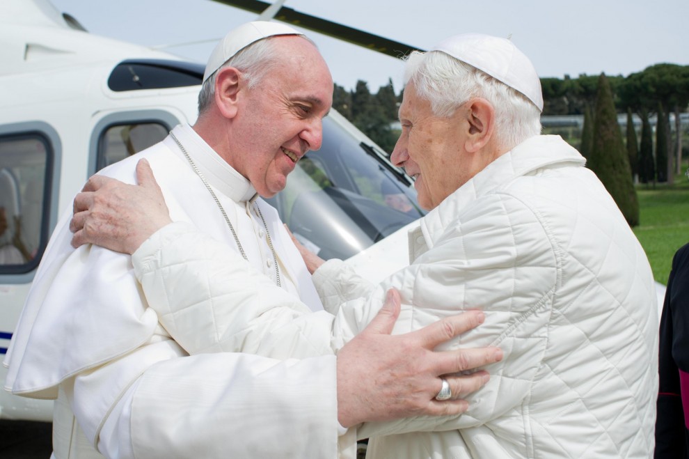 Ratzinger e Bergoglio - Cinemondium